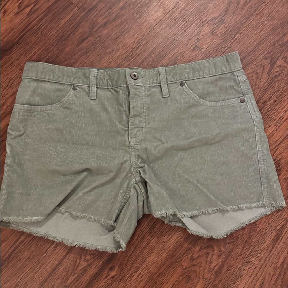 Carve Designs 4” Oahu Dogtown shorts in Thyme (light green) size 10